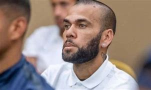 Defesa de Daniel Alves pede absolvição em julgamento e sugere alternativas