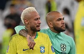 Neymar enviou R$ 800 mil para ajudar na defesa de Daniel Alves, diz site