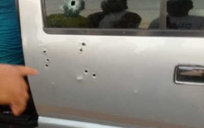 Oeste: homem escapa de atentado à bala, dentro de uma caminhonete