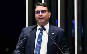 Após desistência de Biden, Flávio Bolsonaro provoca: 