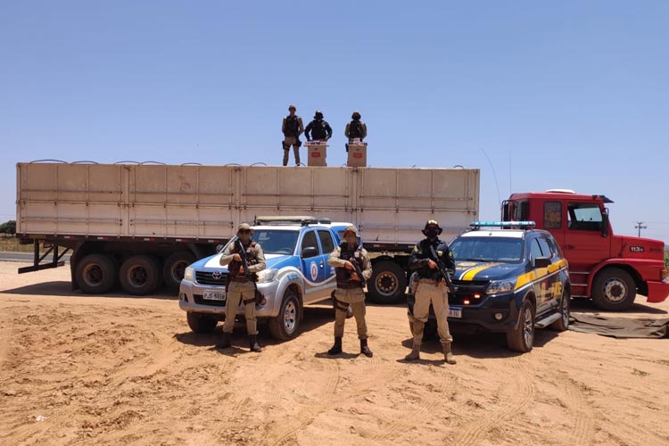 PM e PRF apreendem 80 mil maços de cigarros contrabandeados em Guanambi  