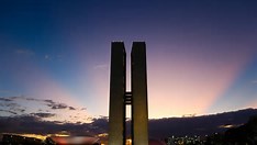 Projetos que podem diminuir participação de pretos e mulheres na política avançam na Câmara