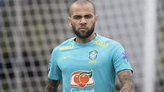 Daniel Alves paga fiança de R$ 5,4 milhões e deixará prisão de Barcelona