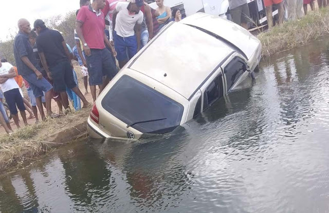 IDENTIFICADOS: Quatro jovens morrem após carro cair em canal de irrigação em Juazeiro-BA