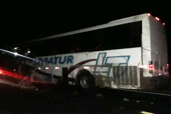 Colisão entre caminhões seria a causa da tragédia com alunos universitários de Caetité. Últimas notícias.