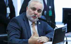 Presidente da Petrobras cobra fiscalização a postos com gasolina de R$ 6