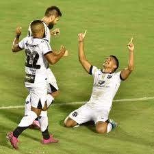 Em jogo alucinante, Ceará bate o Vitória de virada e garante vaga na quarta fase da Copa do Brasil