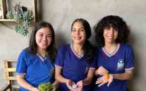 Estudantes de Candiba usam planta melão para criar sabonete que combate pulgas