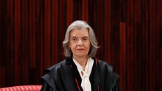 Cármen Lucia toma posse na presidência do TSE