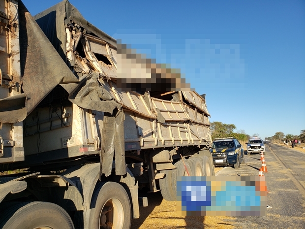 Baianópolis-BA: Homem que saqueava carga de milho de carreta com amigos na BR-242 morre atropelado.