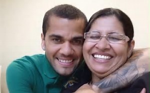 'Deus no comando sempre', comemora mãe de Daniel Alves após ex-jogador deixar prisão