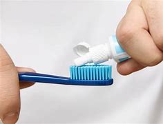 Pesquisa indica que quase metade dos brasileiros não usa escova de dente