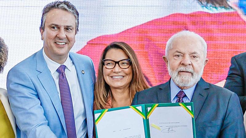 Governo Lula bloqueia verba para alfabetização, transporte escolar e bolsas de estudo