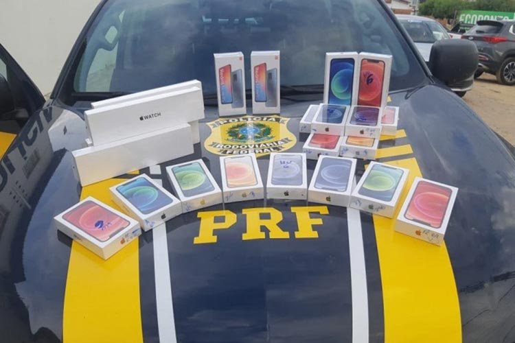 Juazeiro: Em carro de luxo, dupla é flagrada com dezenas de celulares sem nota fiscal  