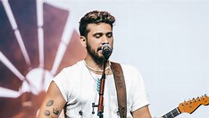 Cantor Gustavo Mioto recebe alta do hospital após quadro de infecção instestinal