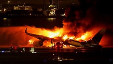 Avião com 379 pessoas a bordo colide com aeronave da Guarda Costeira e pega fogo no Japão