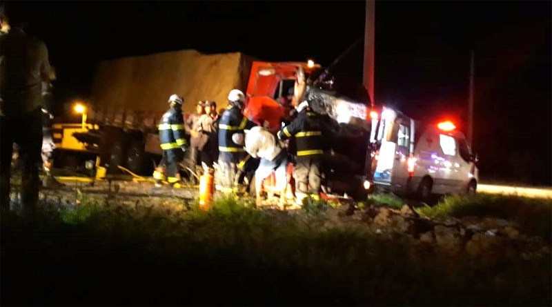 Chapada: Motorista fica preso às ferragens após acidente entre caminhões em Itaberaba-BA