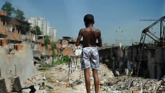 Pobreza caiu em 2022, aponta IBGE