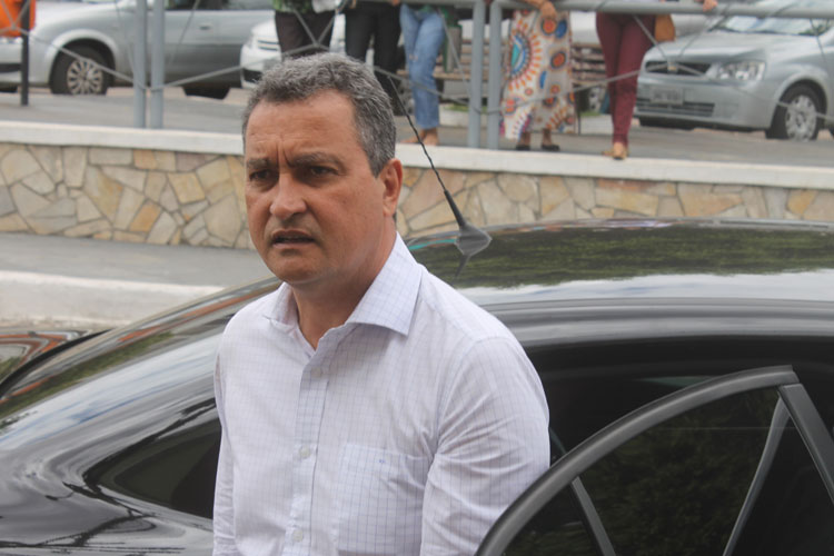 Governador classificou a insistência ao retorno das aulas presenciais na Bahia como insensibilidade com a vida 