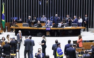 Congresso rejeita veto de Lula e proíbe 'saidinhas' de presos do regime semiaberto para visitar suas famílias