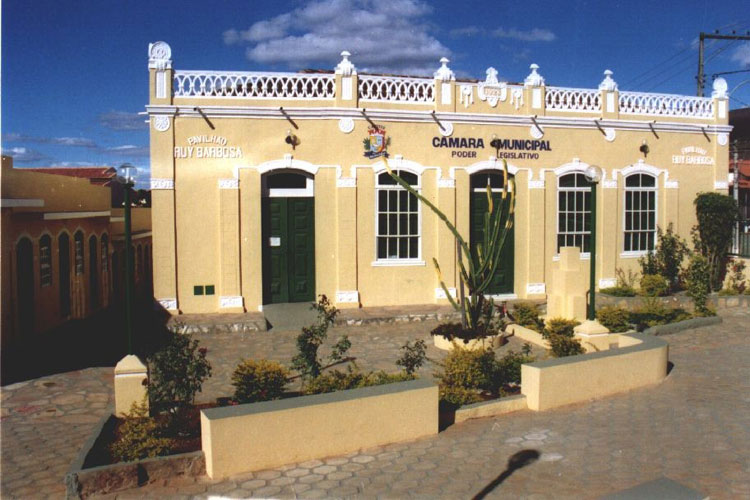 Câmara de Caetité aprova aumento de salário de prefeito, vice e secretários municipais