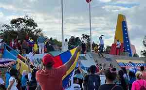 Venezuelanos fazem manifestação contra Maduro na fronteira do Brasil