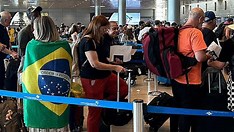 Avião com brasileiros resgatados em Israel chega em Brasília 